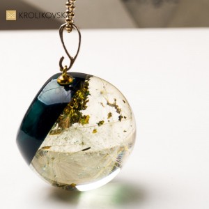 Naszyjnik prezent dla niej – delikatna roślina w kompozycji.1