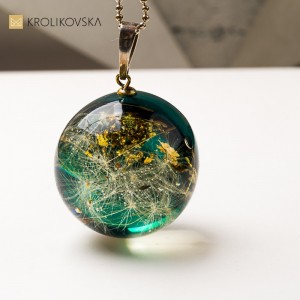 Naszyjnik prezent dla niej – delikatna roślina w kompozycji.