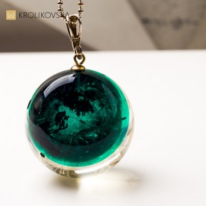 Naszyjnik prezent dla niej – delikatna roślina w kompozycji.