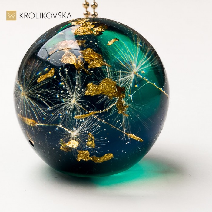 Naszyjnik na rocznicę – motyw roślinny jako symbol pamięci.