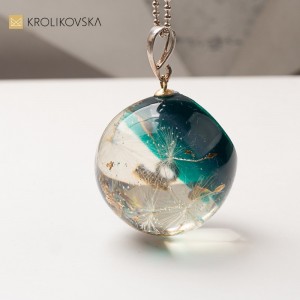 Naszyjnik na rocznicę – motyw roślinny jako symbol pamięci.