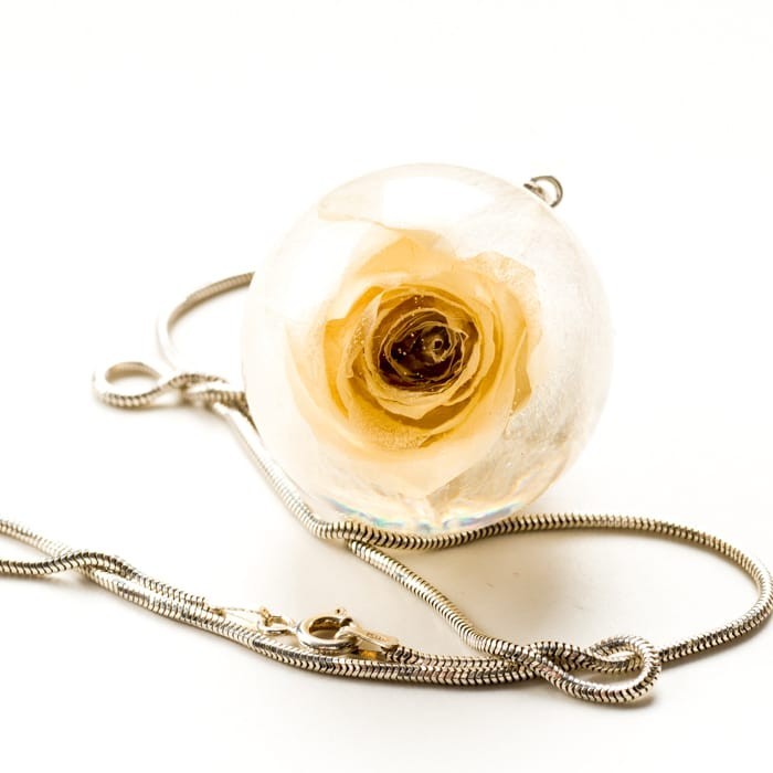 Naszyjnik artystyczny z prawdziwą białą różą na srebrnym łańcuszku
