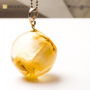 Naszyjnik prezent dla niej z różą – delikatny, artystyczny styl.