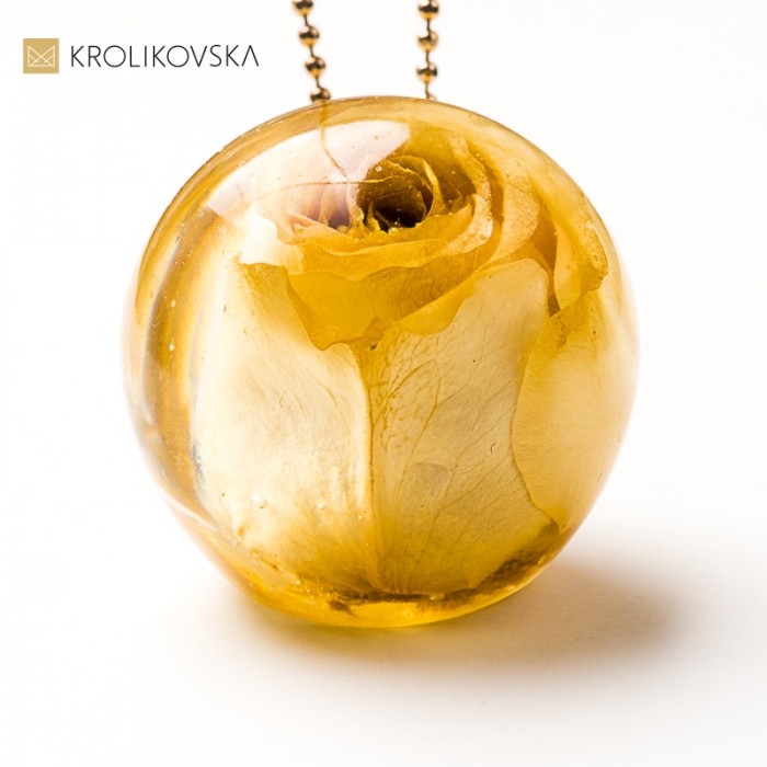 Naszyjnik prezent dla niej z różą – delikatny, artystyczny styl.