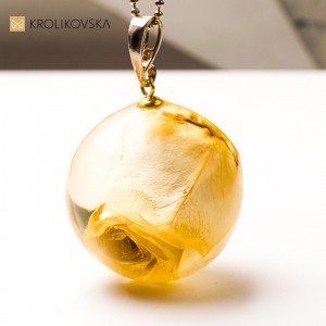 Naszyjnik prezent dla niej z różą – delikatny, artystyczny styl.