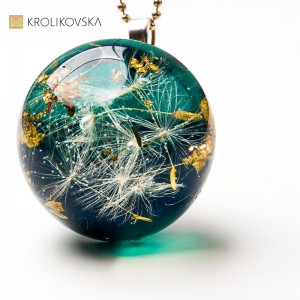 Naszyjnik prezent dla niej – elegancka biżuteria z motywem roślinnym.