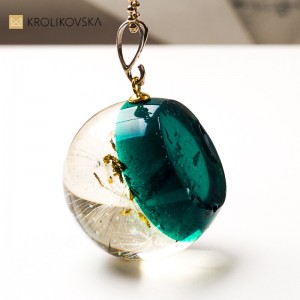 Naszyjnik prezent dla niej – elegancka biżuteria z motywem roślinnym.