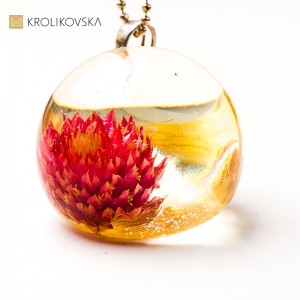 Biżuteria na urodziny dla kobiety – subtelny naszyjnik z roślinnym akcentem.