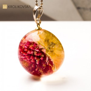 Biżuteria na urodziny dla kobiety – subtelny naszyjnik z roślinnym akcentem.1