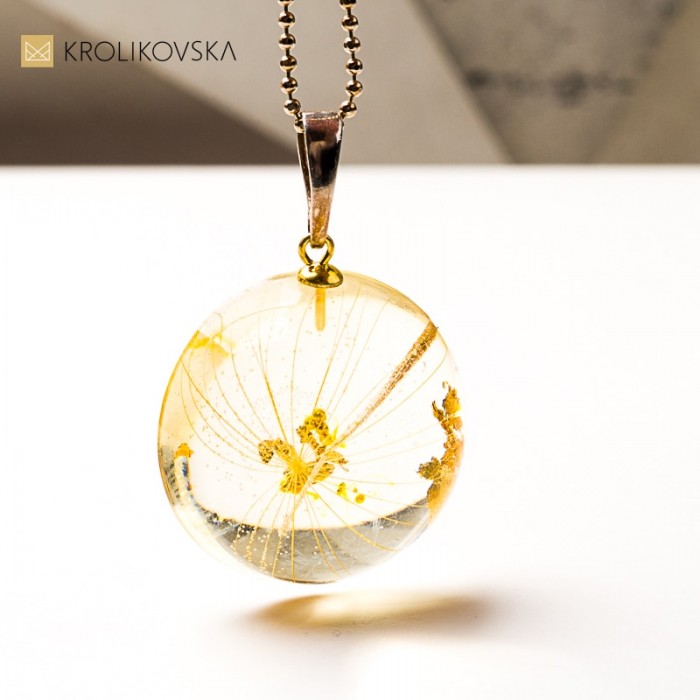 Biżuteria damska prezent – naszyjnik z roślinnym detalem.