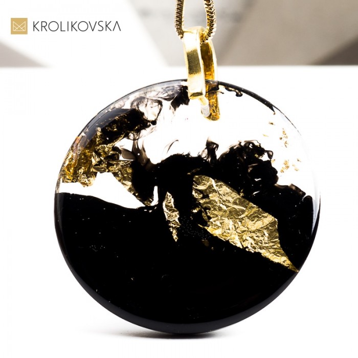 Naszyjnik Akcent Nesso – naszyjnik artystyczny w czarnej oprawie i złotym detalem.