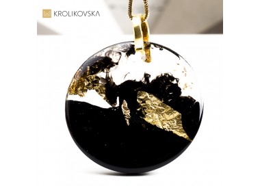 Naszyjnik Akcent Nesso – naszyjnik artystyczny w czarnej oprawie i złotym detalem.