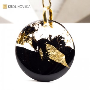 Naszyjnik Akcent Nesso – naszyjnik artystyczny w czarnej oprawie i złotym detalem.