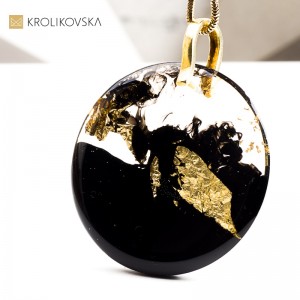 Naszyjnik Akcent Nesso – naszyjnik artystyczny w czarnej oprawie i złotym detalem.