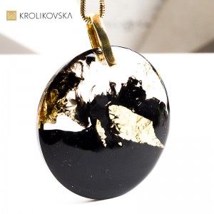 Naszyjnik Akcent Nesso – naszyjnik artystyczny w czarnej oprawie i złotym detalem.