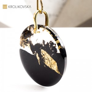 Naszyjnik Akcent Nesso – naszyjnik artystyczny w czarnej oprawie i złotym detalem.