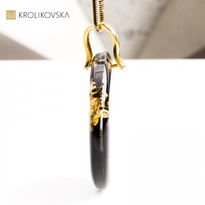 Naszyjnik Akcent Nesso – naszyjnik artystyczny w czarnej oprawie i złotym detalem.