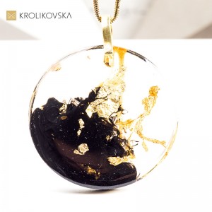 Naszyjnik Geometryczna Elegancja Nesso – naszyjnik o geometrycznej formie, czarna żywica i złote akcenty.1