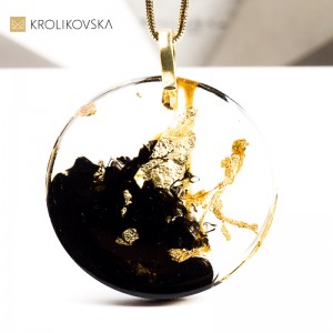 Naszyjnik Geometryczna Elegancja Nesso – naszyjnik o geometrycznej formie, czarna żywica i złote akcenty.