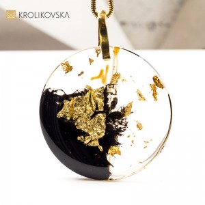 Naszyjnik Nesso– naszyjnik w stylu czarno-złotym z wyraźnym konturem