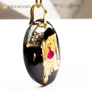 Naszyjnik z czarną żywicą i drobnymi złotymi elementami t1