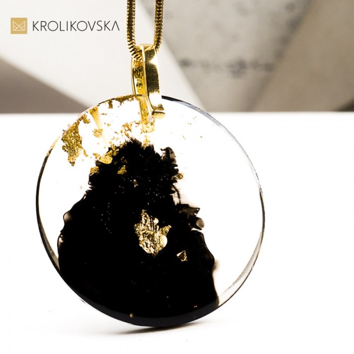 Naszyjnik czarno-złoty z delikatnym złotym akcentem.