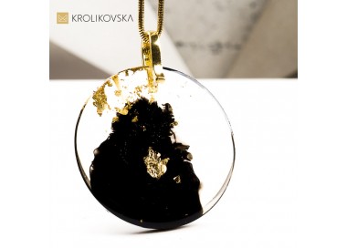 Naszyjnik czarno-złoty z delikatnym złotym akcentem.