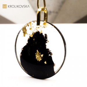 Naszyjnik czarno-złoty z delikatnym złotym akcentem.