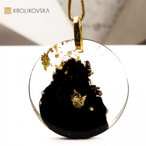 Naszyjnik czarno-złoty z delikatnym złotym akcentem.