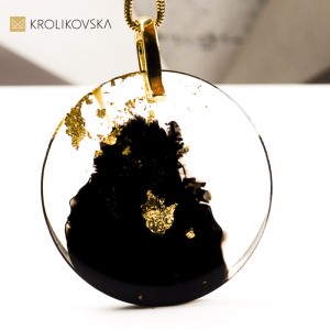 Naszyjnik czarno-złoty z delikatnym złotym akcentem.