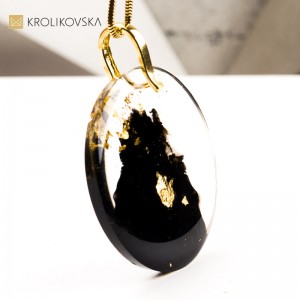 Naszyjnik czarno-złoty z delikatnym złotym akcentem.