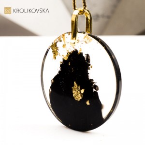 Naszyjnik czarno-złoty z delikatnym złotym akcentem.