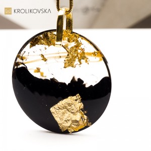 Naszyjnik premium-seria kolekcji Nesso: głęboka czerń, złote detale, biżuteria artystyczna.