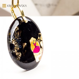 Naszyjnik z czarnej żywicy, w której zatopiono płatek złota.1