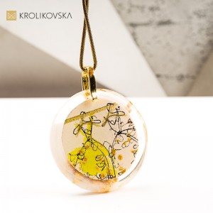 Naszyjnik z Ilustracją Sukni – artystyczna biżuteria z duszą
