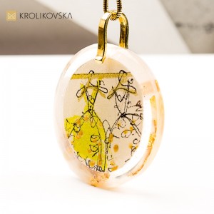 Naszyjnik z Ilustracją Sukni – artystyczna biżuteria z duszą