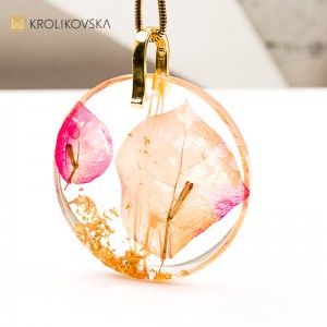 Biżuteria artystyczna - prezent z kwiatem.