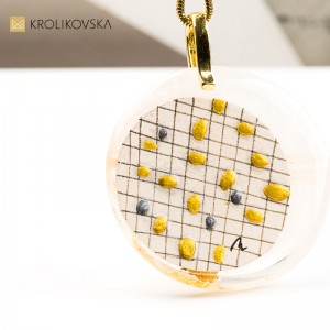 Unikalna Ilustracja w Biżuterii – naszyjnik z grafiką i żywicą