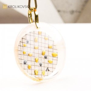 Unikalna Ilustracja w Biżuterii – naszyjnik z grafiką i żywicą1