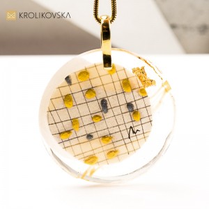 Ręcznie malowany naszyjnik artystki -Królikowska