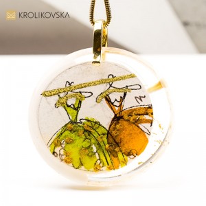 Naszyjnik z Motywem Kobiecości – Ręcznie Malowana Grafika1