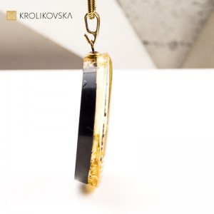 Naszyjnik z Ilustracją i Płatkami Złota – Biżuteria Handmade