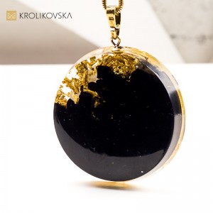 Naszyjnik z Ilustracją i Płatkami Złota – Biżuteria Handmade