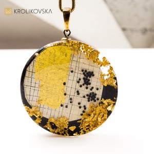 Naszyjnik z Ilustracją i Płatkami Złota – Biżuteria Handmade