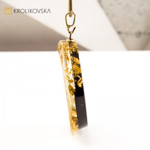 Naszyjnik z Ilustracją i Płatkami Złota – Biżuteria Handmade