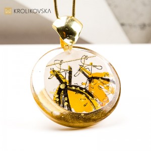 Artystyczny Naszyjnik z Ilustracją Kobiety w Sukni1