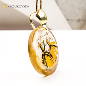 Artystyczny Naszyjnik z Ilustracją Kobiety w Sukni