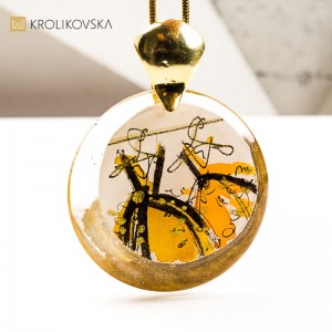 Artystyczny Naszyjnik z Ilustracją Kobiety w Sukni