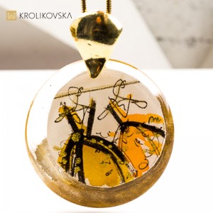 Artystyczny Naszyjnik z Ilustracją Kobiety w Sukni