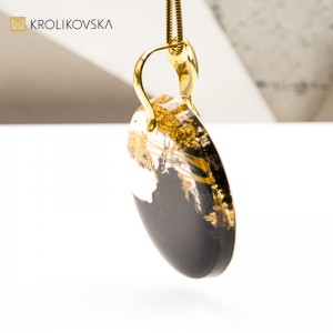 Biżuteria artystyczna z płatkiem złota.